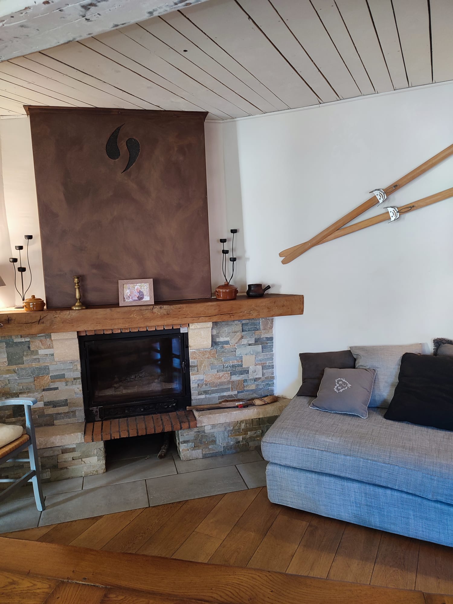 Salon chaleureux avec cheminée